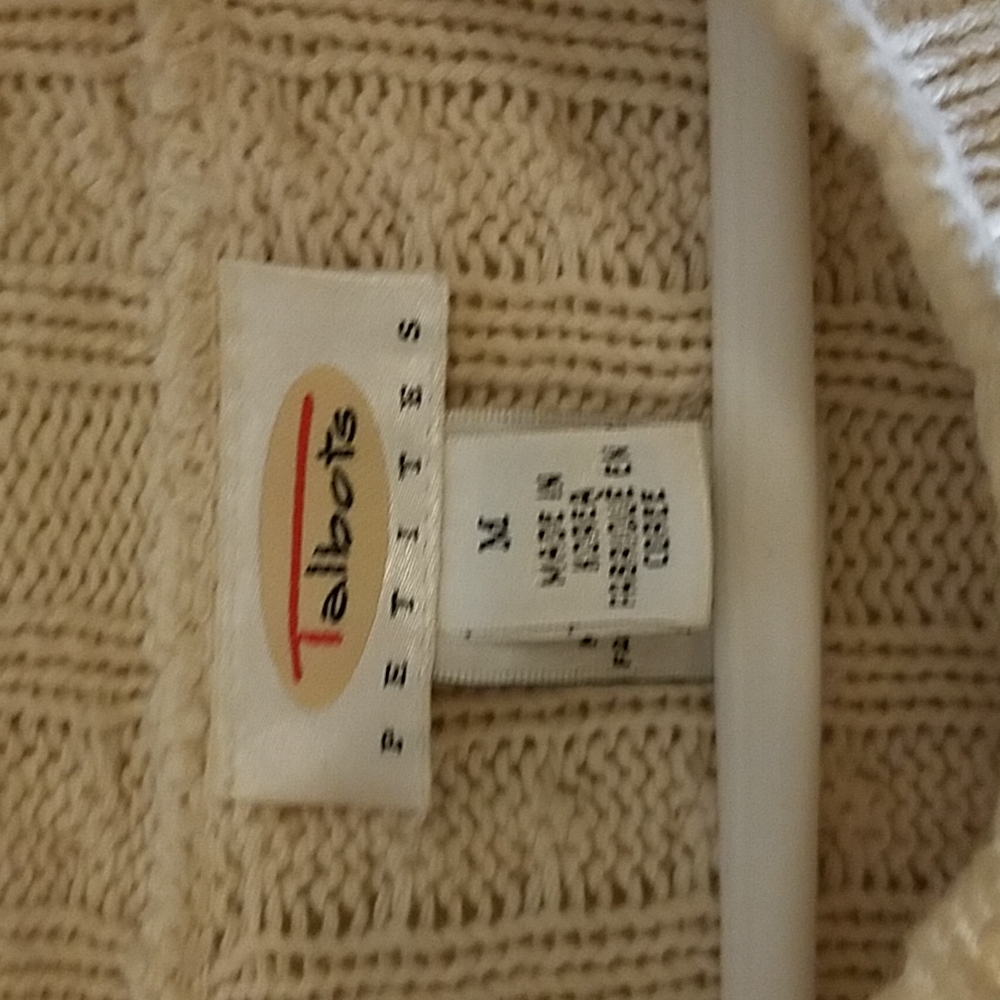 A gorgeous off white sweater in great shape..